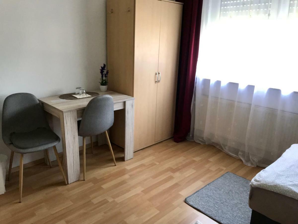 Juna Karlsruhe Buitenkant foto